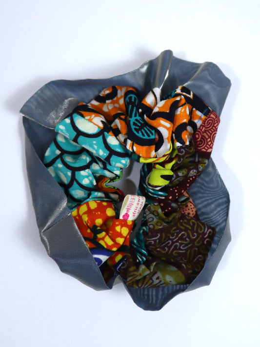 アフリカンプリントのパッチワークシュシュ・シャイニーシルバーのオーガンジーB