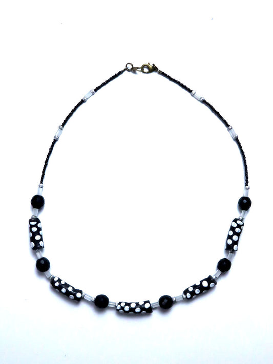 再生ガラスビーズのネックレス 5121e