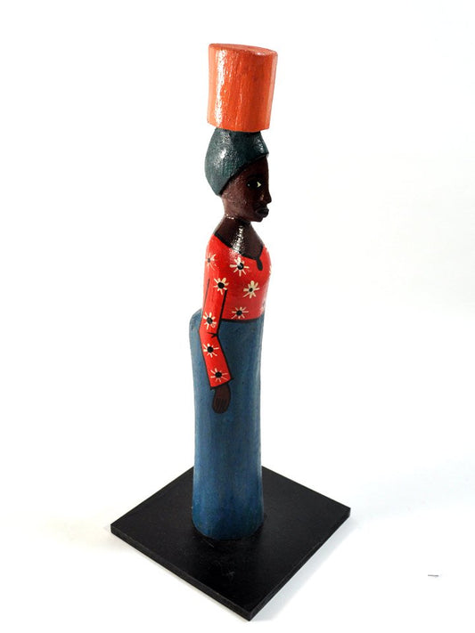 木彫り人形・赤い花柄ブラウスのファザイさん