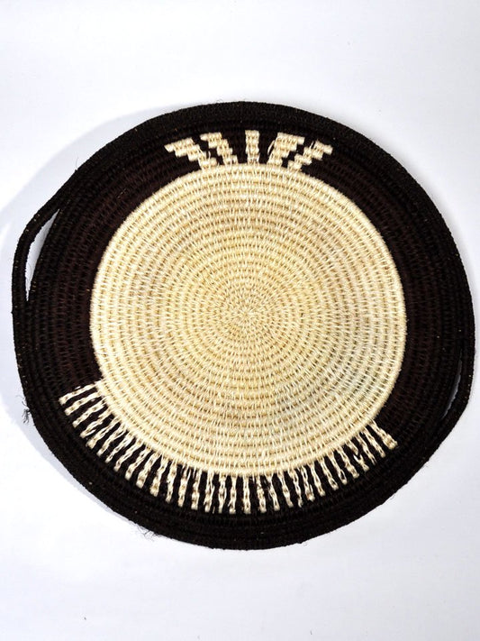 アフリカ(ジンバブエ)のサイザルバスケット/平かごフラット型LL・ダークブラウン&ホワイトバード