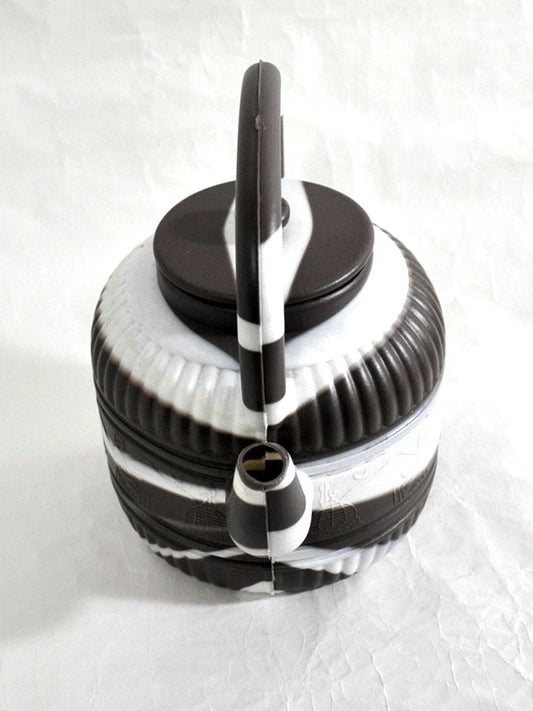 プラスチックのケトル型水差し ホワイト&グレー