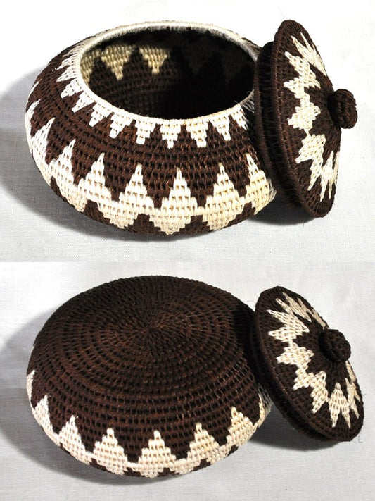 アフリカ(ジンバブエ)のサイザルバスケット/フタ付きポット型(壺)L・ブラウン&ホワイトウェーブ