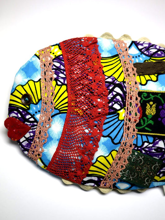 アフリカンプリントのお魚ポーチ・ブルー×ペタル