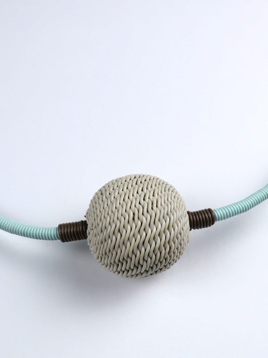 南アフリカのネックレス・ワイヤーボール