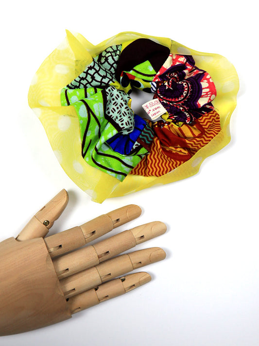 アフリカンプリントのパッチワークシュシュ・ブルーカカオ×イエローのオーガンジー