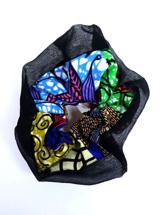 アフリカンプリントのパッチワークシュシュ・黒のオーガンジー