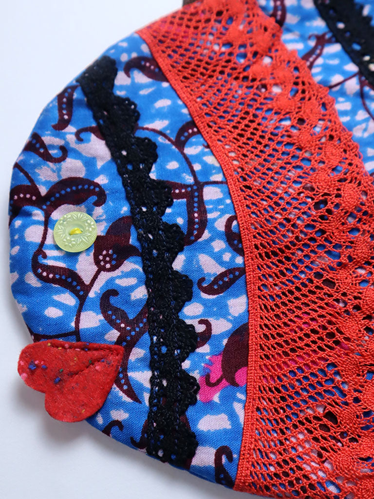 民族模様 ポーチ 赤と青 アフリカンプリントのお魚ポーチ・ブルー – 梅田洋品店 オンラインショップ