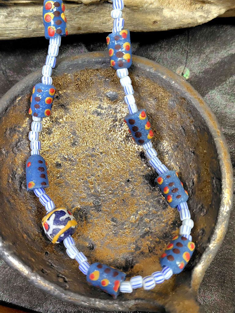 再生ガラスビーズのネックレス 5121a