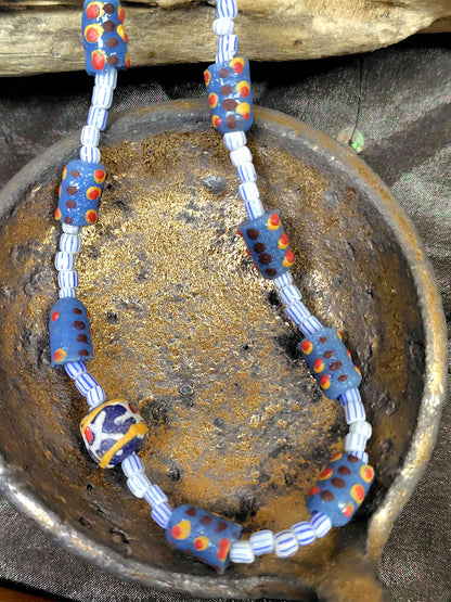 再生ガラスビーズのネックレス 5121a
