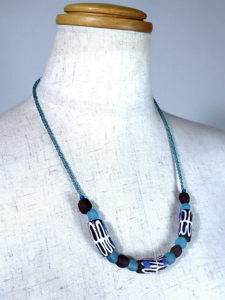 再生ガラスビーズのネックレス 5121d