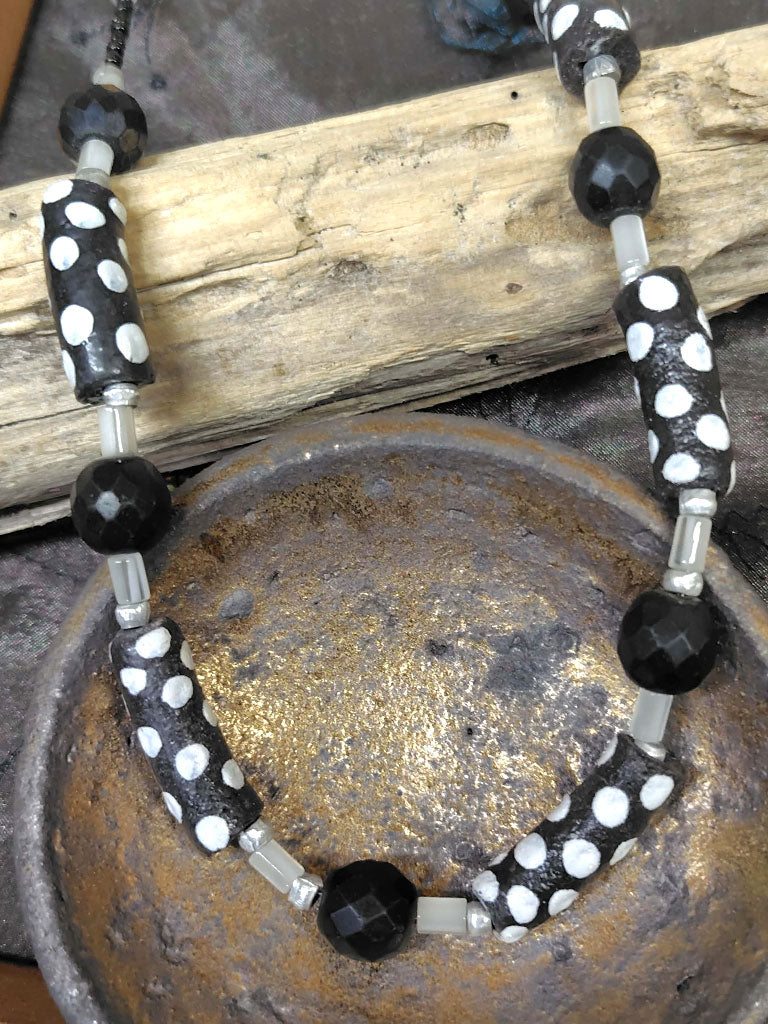 再生ガラスビーズのネックレス 5121e