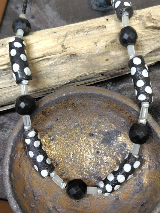 再生ガラスビーズのネックレス 5121e