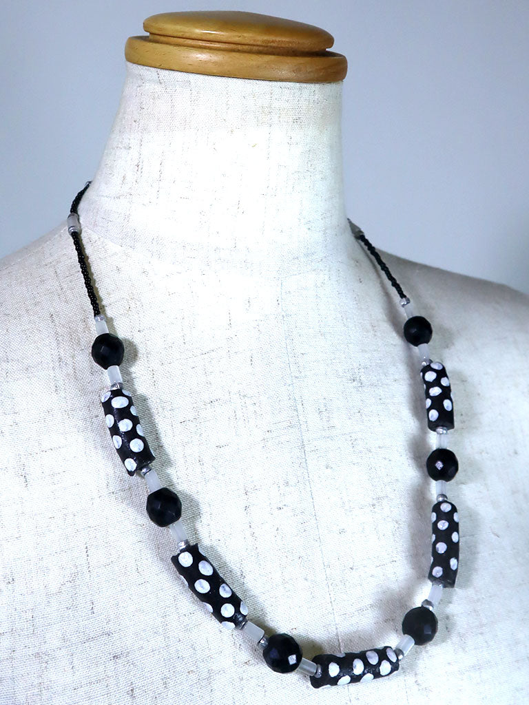 再生ガラスビーズのネックレス 5121e