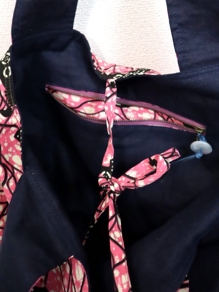 リネンのリバーシブルバッグ・ピンク×コークスクリュー（リネン色ネイビー）