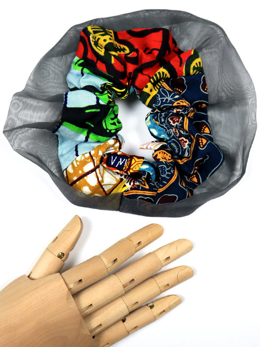 アフリカンプリントのパッチワークシュシュ・ブルー×ブラックのオーガンジー