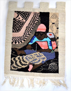 ジンバブエの手織りタペストリー・編む女性